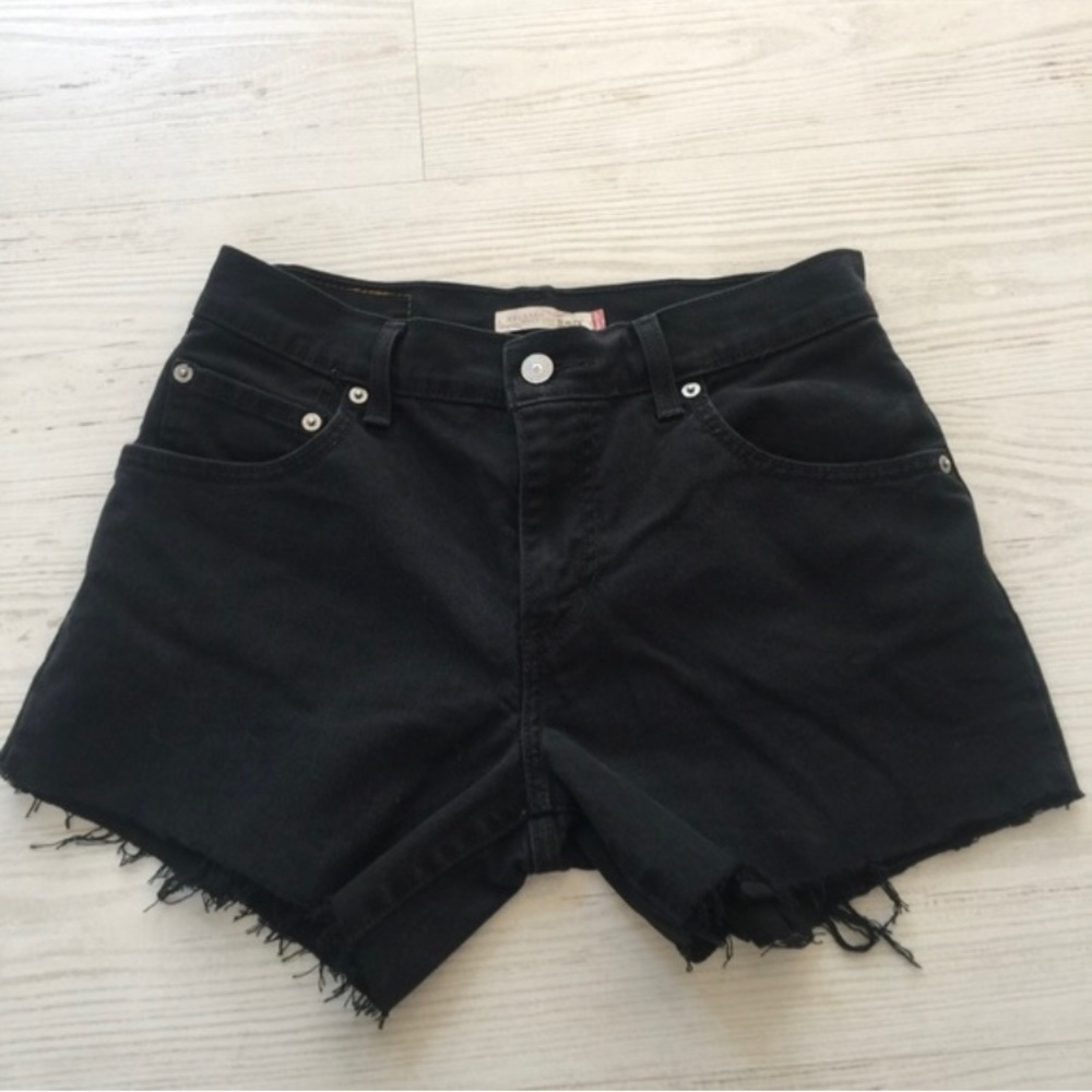 Black Levi’s cut off shorts
